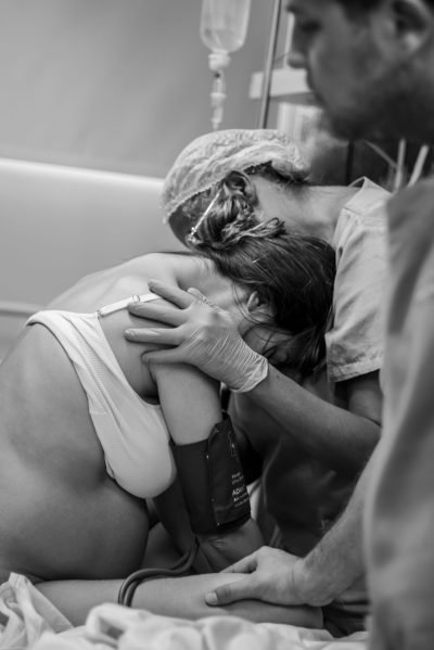 “Ser acompanhada pela Tatiane foi um divisor de águas no meu parto. Eu me senti ouvida, respeitada e fortalecida.” — Mãe atendida em Bombinhas