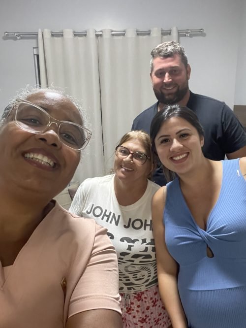 Celebrando a vida com uma família feliz após o parto.