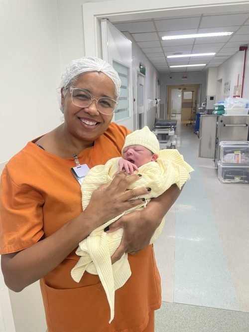 Tatiane com o recém-nascido nos braços: acolhimento e cuidado.