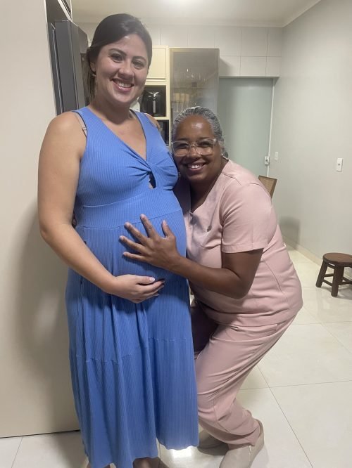 Carinho e presença durante o pré-natal com afeto.