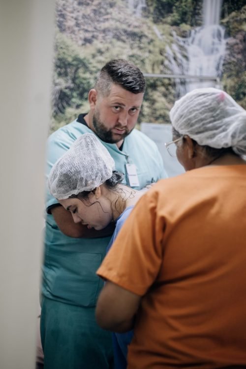 Abraço que fortalece: conexão e apoio durante o trabalho de parto.