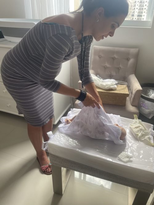 Primeiros cuidados com o bebê com orientação carinhosa.