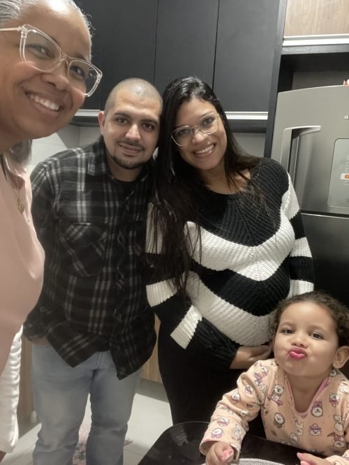 Família completa celebrando o milagre da vida.