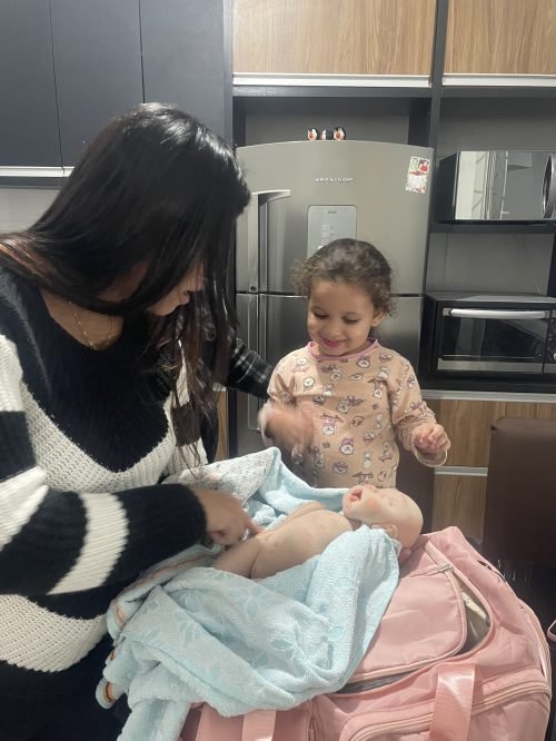 Mamãe e bebê sendo acolhidos com amor e técnica.