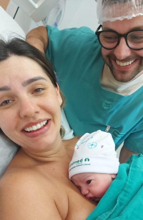 Nascimento com afeto e segurança: bebê acolhido com amor.